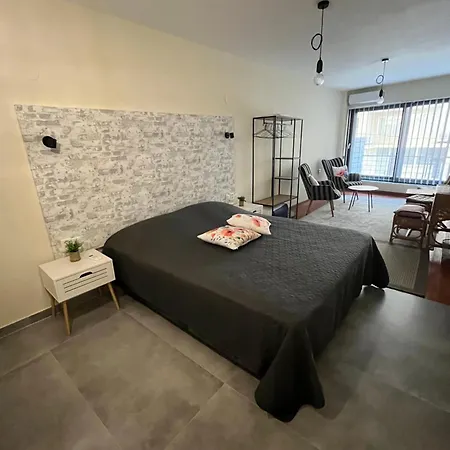 11 Diamond Drive, Bright & Quiet Center Apartment, Easy Access