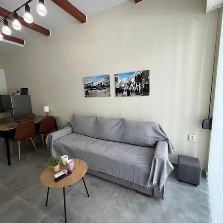 11 Diamond Drive, Bright & Quiet Center Apartment, Easy Access