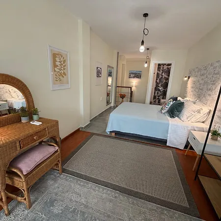 11 Diamond Drive, Luxury Bright & Quiet Center Loft, Easy Access *