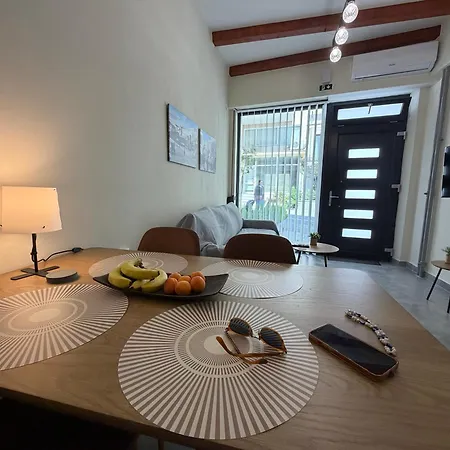 11 Diamond Drive, Luxury Bright & Quiet Center Loft, Easy Access Apartment *
