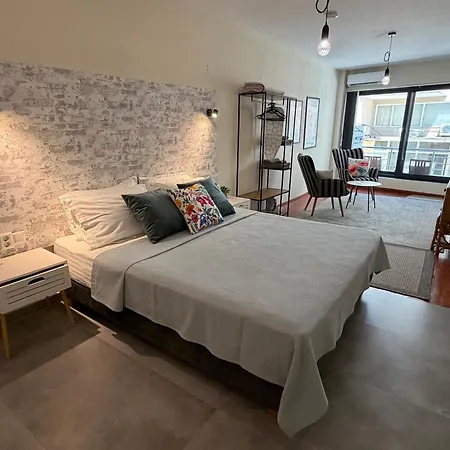 Apartment 11 Diamond Drive, Luxury Bright & Quiet Center Loft, Easy Access *