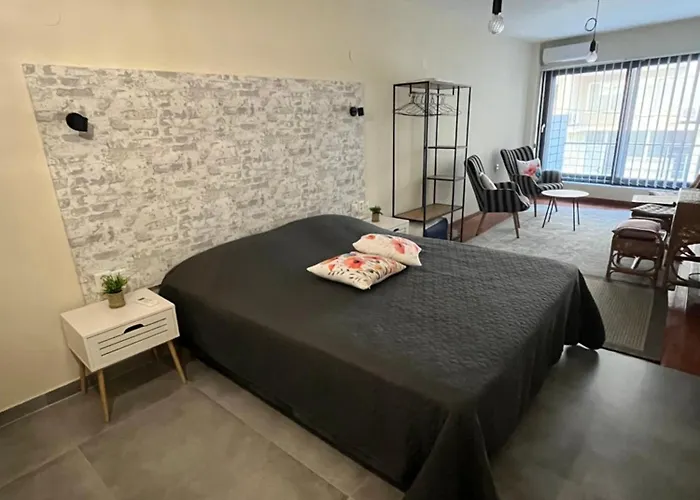11 Diamond Drive, Bright & Quiet Center Apartment, Easy Access