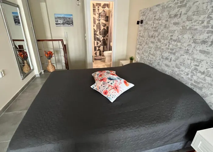11 Diamond Drive, Bright & Quiet Center Apartment, Easy Access Apartmán *
