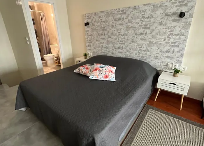 11 Diamond Drive, Bright & Quiet Center Apartment, Easy Access