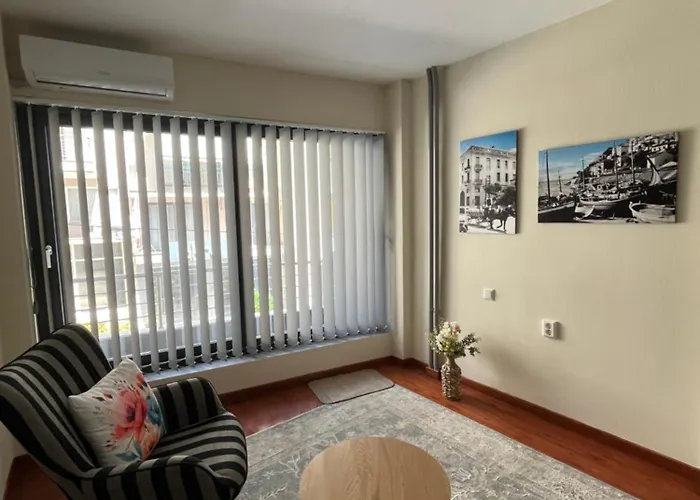 11 Diamond Drive, Bright & Quiet Center Apartment, Easy Access *
