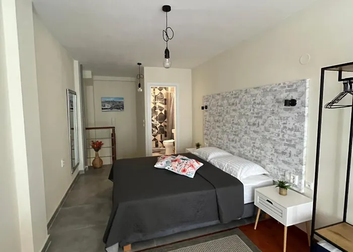 11 Diamond Drive, Bright & Quiet Center Apartment, Easy Access * Kawala