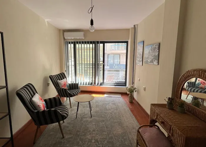 11 Diamond Drive, Bright & Quiet Center Apartment, Easy Access