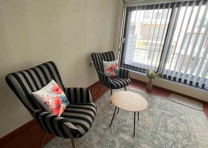 11 Diamond Drive, Bright & Quiet Center Apartment, Easy Access *