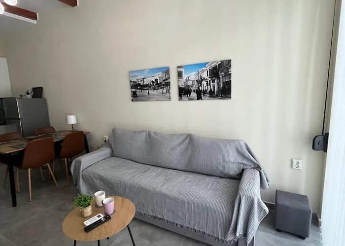 11 Diamond Drive, Bright & Quiet Center Apartment, Easy Access