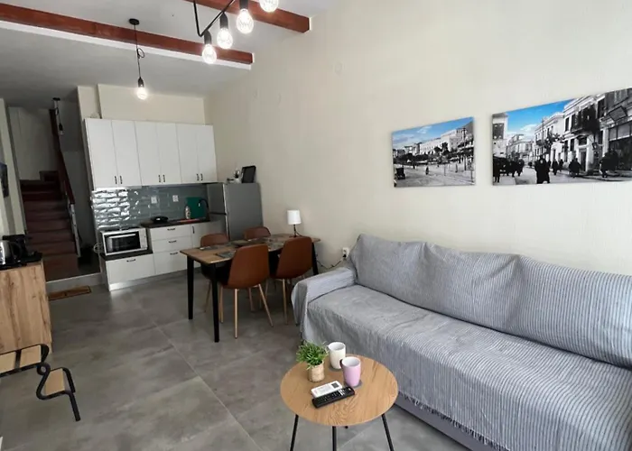 11 Diamond Drive, Bright & Quiet Center Apartment, Easy Access Apartament *